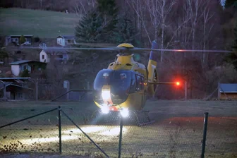 Seniorin bei Brand in Chemnitz schwer verletzt: Hubschrauber bringt sie in Klinik - Dieser Rettungshubschrauber landete am Samstagabend unweit des Brandortes.