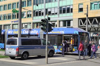 Seniorin bei Unfall mit Straßenbahn leicht verletzt - Der Unfall ereignete sich kurz vor der Zentralhaltestelle.