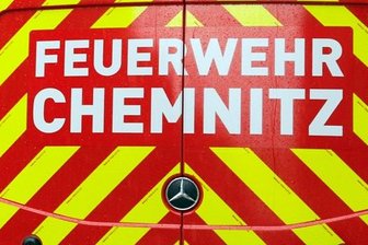 Seniorin bei Wohnungsbrand in Mehrfamilienhaus verletzt -
