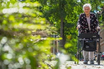 Seniorin erfährt viel Hilfe von Fremden - Im Schlobigpark geht Ursula Däumel gern spazieren. Doch manche Wege dorthin sind recht holprig. Da freut sie sich, wenn Fremde fragen, ob sie helfen können.