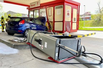 Seniorin fährt mit Auto Tanksäule um - Die ältere Fahrerin fuhr mit Karacho eine Tanksäule um und raste dann frontal in das Kassenhäuschen der Kaufland-Tankstelle.