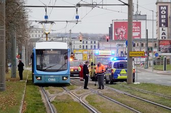 Seniorin stürzt bei Notbremsung in Straßenbahn - Die Straßenbahn war in Richtung Schönau unterwegs.