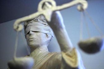 Seniorin wegen schwerer Brandstiftung mit Todesfolge angeklagt - 