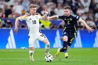 Senkrechtstart in zwölf Monaten: Wie Deutschlands Maximilian Mittelstädt vom Bundesligaabsteiger zum Nationalspieler wurde - Der Marktwert kletterte von 500.000 auf 17 Millionen Euro: Maximilian Mittelstädt (li., hier gegen Schottlands Anthony Ralston) lebt seinen Traum.