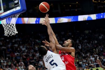 Sensation bei Basketball-WM: Deutschland bezwingt USA und zieht ins Finale ein - Deutschlands Johannes Thiemann (r) beim Korbleger gegen Mikal Bridges aus den USA.
