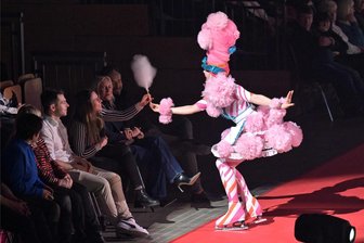 Sensationell: Wie die neue „Holiday on Ice“-Show in Zwickau ankommt - Das Publikum wird mit einbezogen bei „Holiday on Ice: No Limits“ in der Stadthalle Zwickau. Bei der Strandszene wird Zuckerwattte verteilt.