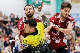 Sensationelle Stimmung in der 3. Liga: Handballer des SV 04 Oberlosa feiern wichtigen Heimsieg - Mit dem 32:27 durch Roman Becvar (Mitte) sieben Minuten vor Schluss setzte der SV 04 Oberlosa gegen die Sportsfreunde Söhre den entscheidenden Akzent.