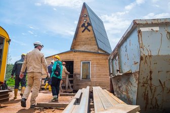 Sensationsfund im Erzgebirge: Jahrhunderte alte Erzkarre aus Stollen geholt - Die Kaue der Fundgrube Eisenganz in Johanngeorgenstadt führt in die Vergangenheit.