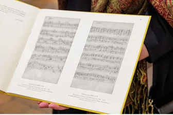 Sensationsfund: Leipzig präsentiert zwei bislang unbekannte Werke von Johann Sebastian Bach - Keine Dutzendware: Eine Mitarbeiterin des Bach-Archiv Leipzig präsentiert die neu entdeckten Handschriften.