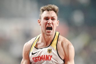 Sensationssieg: Deutscher Niklas Kaul wird Zehnkampf-Weltmeister - Niklas Kaul aus Deutschland jubelt nach seinem gelungenen Sprung im Stabhochsprung.