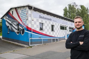 Sensibler Neustart nach Schicksalsschlag: In Autowerkstatt im Erzgebirge zieht wieder Leben ein - Die Autowerkstatt am Turleyring in Oelsnitz wird von Sachsenauto aus Hartenstein übernommen. Martin Sonnenfeld ist einer der beiden Geschäftsführer.