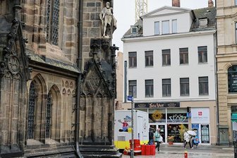 Sensibles Gebäude-Ensemble am Zwickauer Dom: Ein Bauprojekt, zwei Verlierer - Weil das Haus von Kulturdenkmalen wie dem Dom St. Marien umgeben ist, lehnt die Denkmalschutzbehörde den Einbau von Loggien ab. 