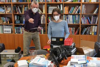 Sensoren zwischen Shirts und Socken: Forscher brechen auf - Alles muss mit: von der Batterie bis zum kleinen Schlauchboot - aber pro Koffer nicht mehr als 23 Kilogramm. Prof. Jörg Matschullat und Sekretärin Katja Horata werfen einen prüfenden Blick auf die Ausrüstung. 