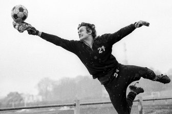 Sepp Maier feiert 80. Geburtstag: Die „Katze von Anzing“ - Sepp Maier fängt den Ball mit seiner Mütze.