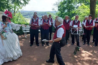 Serenade im Rathaushof von Burgstädt - Der Chor sorgte beim Sängertreffen in Lichtenwalde mit einem umgeschriebenen Lied für Überraschung bei Birgit Lehmann.