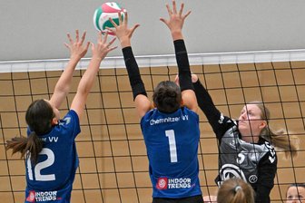 Serie der Freiberger Volleyballerinnen hält auch ein Stockwerk höher - Außenangreiferin Jenny Rehwagen (r.) erzielte zu Beginn viele Punkte für den Freiberger Sechser, mussten Mitte des zweiten Satzes aber mit Rückenschmerzen ausgewechselt werden.