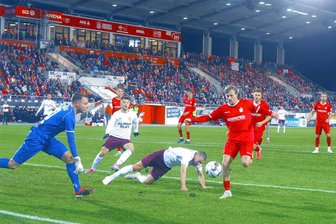Serie des FSV Zwickau geht weiter: Mit Glück und Geschick zum Sieg gegen den BFC Dynamo - FSV-Torhüter Lucas Hiemann und Luis Klein (r.) stoppen in dieser Szene im Verbund die Berliner Rufat Dadashov und Ivan Knezevic .