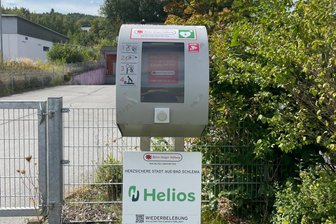 Serie dreister Diebstähle im Erzgebirge: Kriminelle schlagen erneut zu - Der Defibrillator am Ringerzentrum in Bad Schlema ist bereits zum zweiten Mal gestohlen worden.