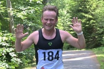 Serie erlebt erfolgreichen Auftakt - Große Freude: Den langen Kanten zum Auftaktrennen des Westerzgebirgscups entschied Marcus Pröhl für sich. Der Treuener absolvierte die 10 Kilometer am schnellsten.