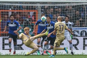 Serie gerissen - Erzgebirge Aue verliert bei Arminia Bielefeld - Bielefelds Manuel Prietl (M) im Kampf um den Ball mit Fabian Kalig (l) und Philipp Riese (r) aus Aue.