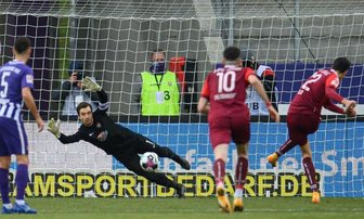            Regensburgs Sebastian Stolze (r) erzielt gegen Aues Torwart Martin Männel (2.v.l.) per Elfmeter das Tor zum 0:2.