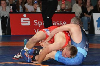 Serie gerissen: Ringer aus Pausa und Plauen kassieren erste Niederlage - Wie schon im Hinkampf in Pausa bezwang Mittelgewichtler Hannes Thiesler (rotes Trikot) den Co-Trainer der WKG Gelenau/Markneukirchen II Rico Richter auch in Gelenau deutlich.