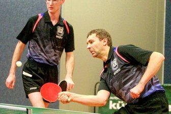 Serie reißt nicht - Die Tirpersdorfer Sebastian Petzold und Andreas Ludwig (am Ball) standen gegen Spitzenreiter Muldenhammer auf verlorenem Posten.