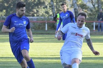 "Serie soll halten" - Das erste Landesklasse-Derby zwischen Schneeberg und Auerhammer ging an die Bergstädter um Christian Küllig (r.). Diesen Sonntag genießt auch Auerhammer - im Bild Marcus Günther - wieder Heimrecht. 