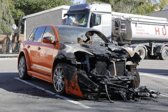 Serie von Autobränden in Chemnitz hält an: Porsche angezündet - Ein Porsche ist in der Nacht zu Sonntag im Stadtteil Hilbersdorf auf einem Supermarktparkplatz ausgebrannt.