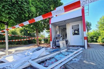 Serie von Geldautomaten-Sprengungen in Oberfranken - In Oberfranken liegt ein Schwerpunkt bei der Sprengung von Geldautomaten. Aber auch in Sachsen hat es solche Vorfälle gegeben, wie im Bild im Juni diesen Jahres in Leipzig. Dort wurden Geldautomaten der Sparkasse in einem Container gesprengt. 