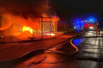 Serie von Mülltonnen-Bränden in Mittweida? - In der Nacht zu Samstag war die Feuerwehr in Mittweida gleich zu zwei Einsätzen ausgerückt: An der Prof.-Holzt-Straße brannte kurz 2.15 Uhr ein Müllunterstand ab. Am Morgen 8.30 Uhr qualmte es aus einer Mülltonnen an der Lessingstraße, berichtet Wehleiter René Schröter.