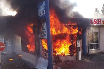 Serien-Brandstiftung in Reichenbach: Polizei nimmt Verdächtigen fest - Ist ein 32-Jähriger, den die Polizei am Sonntag festgenommen hat, auch verantwortlich für den aufsehenerregenden Brand an einer Autowaschanlage in Reichenbach im April 2020? Dazu ermittelt nun die Polizei.