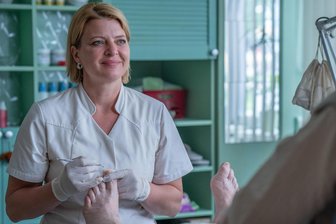 Serien-Hit „Marzahn Mon Amour“: Von der Hornhaut auf den Ost-Seelen - Kathi (Jördis Triebel) arbeitet als Fußpflegerin in Berlin-Marzahn und erfährt in einem Kosmetiksalon zusammen mit ihren Kolleginnen, die zu Freundinnen werden, tagtäglich mehr über die spannenden, skurrilen und bewegenden Lebensgeschichten ihrer Kundinnen und Kunden.