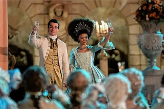Serien-Podcast zum neuen Streaming-Hit "Queen Charlotte": Wie frauenfeindlich ist die "Bridgerton"-Welt? - Schimmern in vielen Facetten: Um Queen Charlotte (India Amarteifio) und King George (Corey Mylchreest) dreht sich die nächste "Bridgerton Story" aus dem Märchen-Kosmos des Streaming-Anbieters Netflix.
