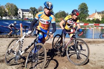 Serienauftakt mit zwei Siegen gekrönt - In der Cross-Saison ist für die Radsportler - in diesem Fall Sten Brückner (l.) vom RSV 54 Venusberg - des Öfteren auch Schieben angesagt. 