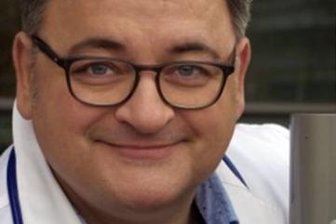 Serienstar verspricht Heiteres und Tiefgründiges - Michael Trischan in seiner bekanntesten Rolle als Dr. Hans-Peter Brenner in der ARD-Serie "In aller Freundschaft". 