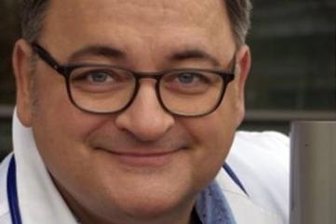Serienstar verspricht Heiteres und Tiefgründiges - Michael Trischan in seiner bekanntesten Rolle als Dr. Hans-Peter Brenner in der ARD-Serie "In aller Freundschaft". 