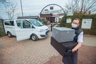 Service in Leukersdorf: Essenslieferung mit Toilettenpapier - Claudia Lappöhn, Inhaberin der Sportgaststätte in Leukersdorf, bietet aufgrund der Corona-Krise jetzt auch einen Lieferservice an.