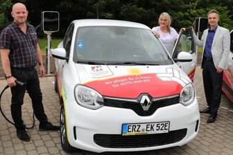 Service vom Marienstift rollt nun mit Solarenergie - Die Übergabe der E-Flitzer an Pflegedienstleiterin Zita Fabian (M.) durch EKH-Geschäftsführer Thoralf Bode (r.) und den Leiter für die ambulante und teilstationäre Pflege Steve Lorenz.