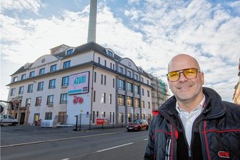 Servicepartner für Kraftfahrzeuge investiert in Plauen mehrere Millionen Euro - Michael Scheibner vor dem Kfz-Prüfzentrum.