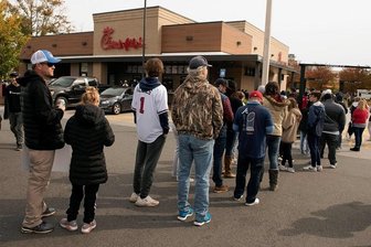 Servicewüste USA - Eine lange Warteschlange zeigt: Vor diesem Fastfoodrestaurant in Atlanta geht es langsam zu. Aus dem König Kunde ist ein Bittsteller geworden. 