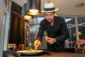 Serviert ein Gourmet-Restaurant im Vogtland bald Sauerbraten im Burgerbrötchen? - Florian Rische beim Anrichten von Canneloni mit Ochsenschwanzfüllung. Auch Buttermilch, Pastinaken-Chips und Beef-Tea-Gelee gehören zu den Zutaten. Gekocht hat der Vogtländer bei namhaften Sterne-Kochs - seit 2015 ist er als Eventkoch selbstständig.