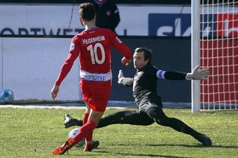 Setzt der FC Erzgebirge Aue seine Aufholjagd fort? - Martin Männel war in allen bisherigen 15 Partien zwischen dem FC Erzgebirge und dem 1. FC Heidenheim dabei, weiß also genau, was am Sonntag auf seine Mannschaft zukommt: zum Beispiel Stürmer Tim Kleindienst, gegen den der Auer Torwart in dieser Szene mit einer Parade glänzt. 