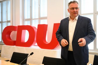 Setzt Sachsens Minderheitskoalition nach Niederlage weiter auf wechselnde Mehrheiten, Herr Hartmann? - Am Mittwoch mit 100 Prozent der Stimmen von allen anwesenden 37 CDU-Abgeordneten als CDU-Landtagsfraktionschef bis zur nächsten Landtagswahl bestätigt: der 52-jährige Christian Hartmann.