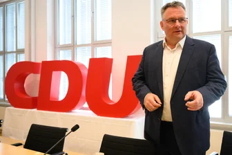 Setzt Sachsens Minderheitskoalition nach Niederlage weiter auf wechselnde Mehrheiten, Herr Hartmann? - Am Mittwoch mit 100 Prozent der Stimmen von allen anwesenden 37 CDU-Abgeordneten als CDU-Landtagsfraktionschef bis zur nächsten Landtagswahl bestätigt: der 52-jährige Christian Hartmann.