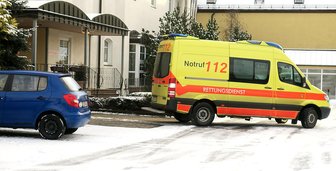 Sex-Attacke auf Mitarbeiterin einer Spielothek - Ein Wagen des Rettunsgdienstes am Tatort.