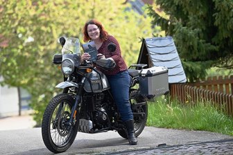 Sex, Bikes und Rock 'n' Roll - Darum geht es im ersten Roman von Anett Theisen - Anett Theisen aus Markersdorf sitzt auf ihrem Motorrad, einer Himalayan der Marke Royal Enfield. Über die Leidenschaft des Motorradfahrens, die vielfältigen Wege des Lebens und eine Dreiecksbeziehung hat die 41-Jährige ihren ersten Roman geschrieben, den sie in den Händen hält. 