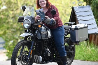 Sex, Bikes und Rock'n'Roll - ein Roman - Anett Theisen aus dem Claußnitzer Ortsteil Markersdorf sitzt auf ihrem Motorrad, einer Himalayan der Marke Royal Enfield. Über die Leidenschaft des Motorradfahrens, die vielfältigen Wege des Lebens und eine Dreiecksbeziehung hat die 41-Jährige ihren ersten Roman geschrieben, den sie in den Händen hält. 