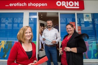 Sex-Shop eröffnet im Plauener Elster-Park - Sie sind startklar für die Eröffnung des neuen Sex-Shops im Elster-Park: Filialleiterin Linda Gering (v.l.), Gebietsleiter Sasa Grozdic und Franchisenehmerin Stephanie Weidner-Rutsch.