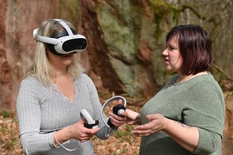 Sex, Suppen und virtuelle Realität: Das hat das lange Wochenende für die Mittelsachsen zu bieten - Beim Saisonabschluss am Geoportal auf dem Rochlitzer Berg können Besucher mit einer VR-Brille in den Steinbruch zu verschiedenen Epochen eintauchen.